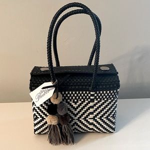 NWT Un Pueblo Bombon mini tote woven bag